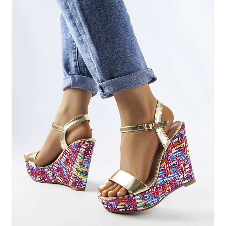 Zlaté sandály na klínku od Fairmont zlatý 1