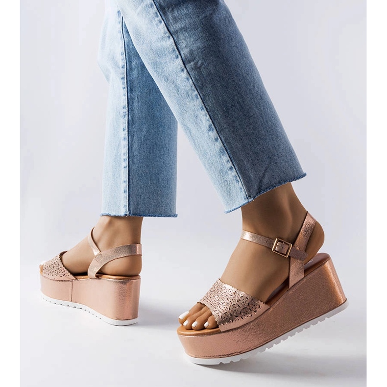 Růžové prolamované sandály na platformě od Stockton růžový 1 Růžové prolamované sandály na platformě od Stockton růžový 1