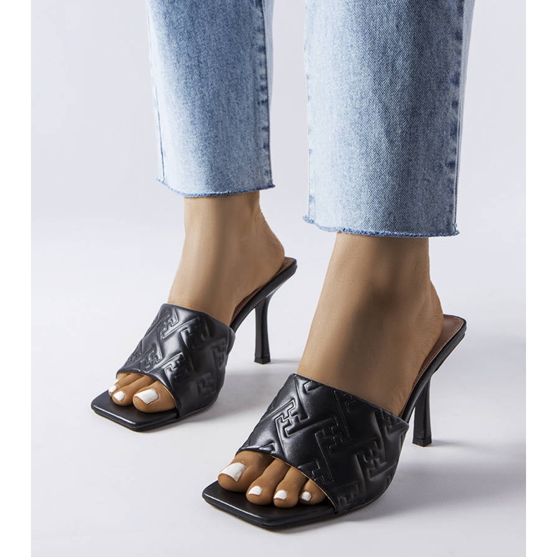 Černé elegantní sandály na podpatku značky Cambrina černý 1
