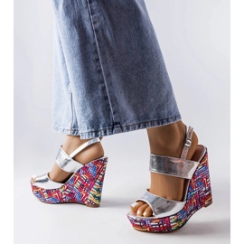 Stříbrné zdobené sandály na klínku od Westtide stříbrný 1