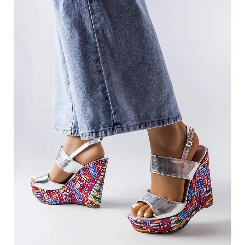 Stříbrné zdobené sandály na klínku od Westtide stříbrný 1