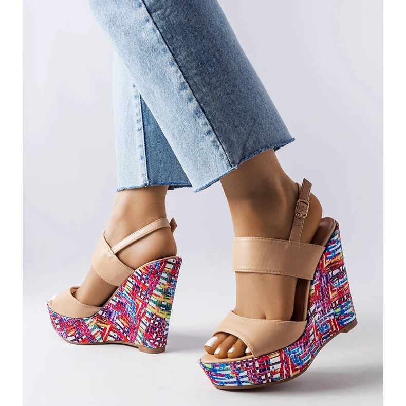 Béžové zdobené sandály na klínku od Westtide béžový 1