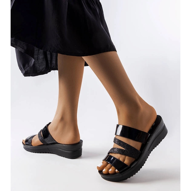 Loliiny černé lesklé pantofle černá 1