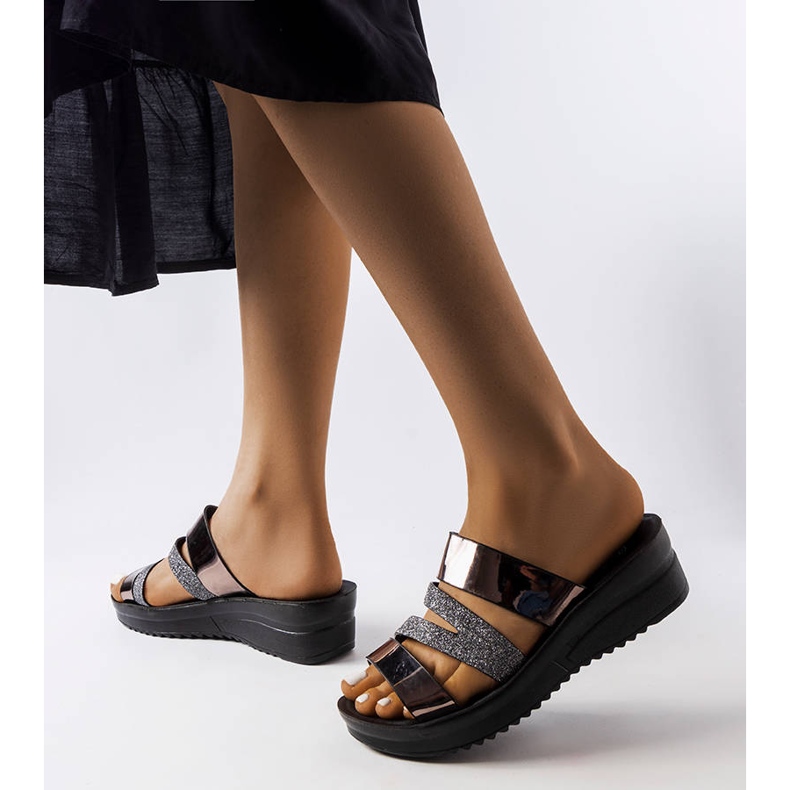 Loliiny šedé lesklé pantofle černý 1