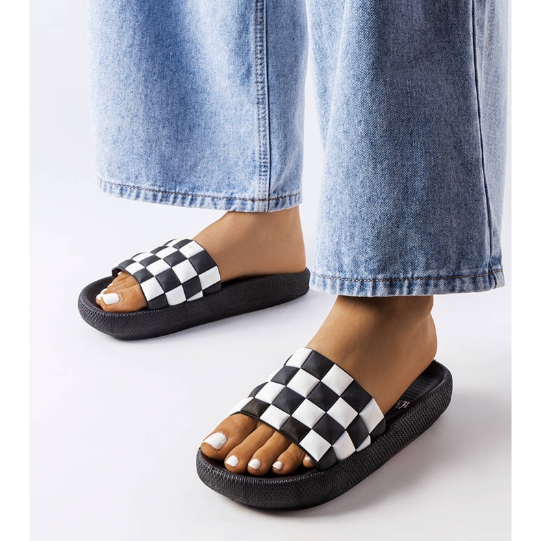 Černé gumové pantofle na platformě od Elin černá 1