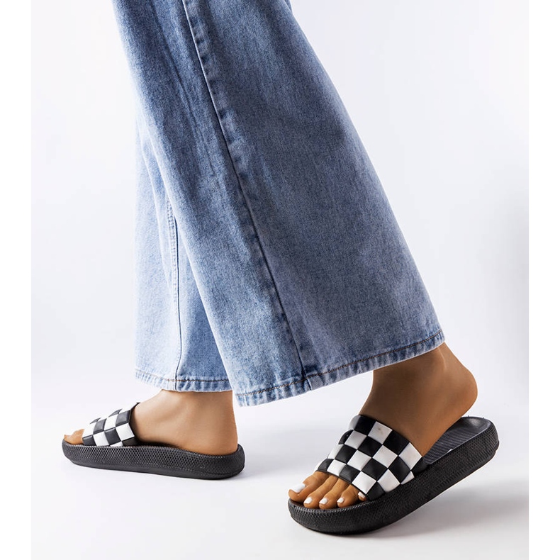 Černé gumové pantofle na platformě od Elin černá 2