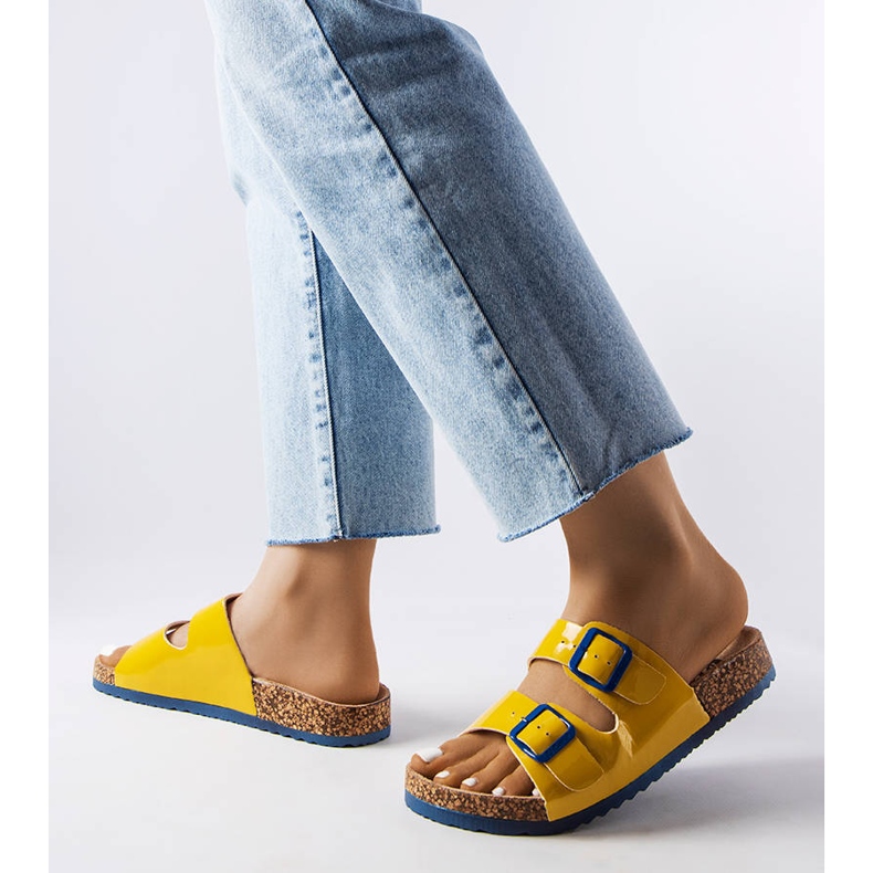 Žluté korkové skluzavky s přezkami od Lee Cooper LCW-22-35-1158L žlutá 1