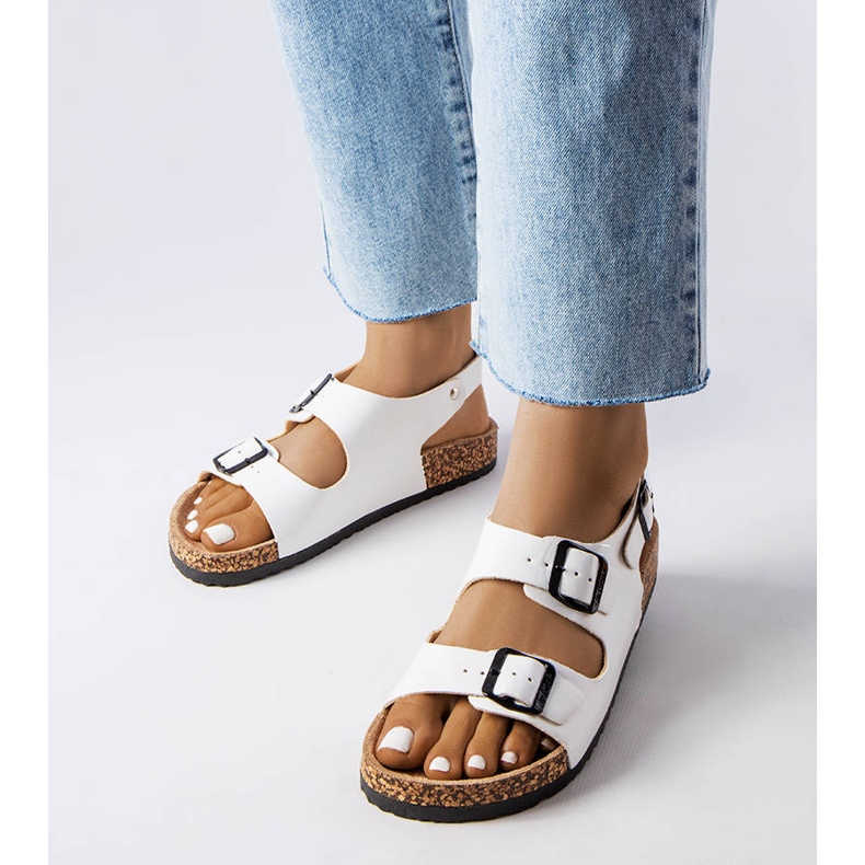 Bílé korkové sandály s přezkami od Lee Cooper LCW-22-35-1160L bílý 1 Bílé korkové sandály s přezkami od Lee Cooper LCW-22-35-1160L bílý 1