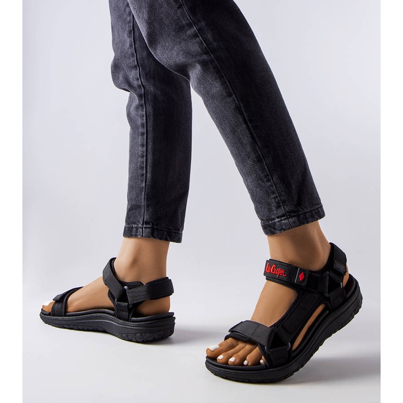 Černé sandály na suchý zip od Lee Cooper LCW-23-34-0961L černý 1