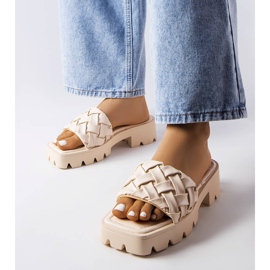 Béžové pantofle s traktorovou podrážkou od Lory béžový 1