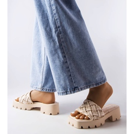 Béžové pantofle s traktorovou podrážkou od Lory béžový 2