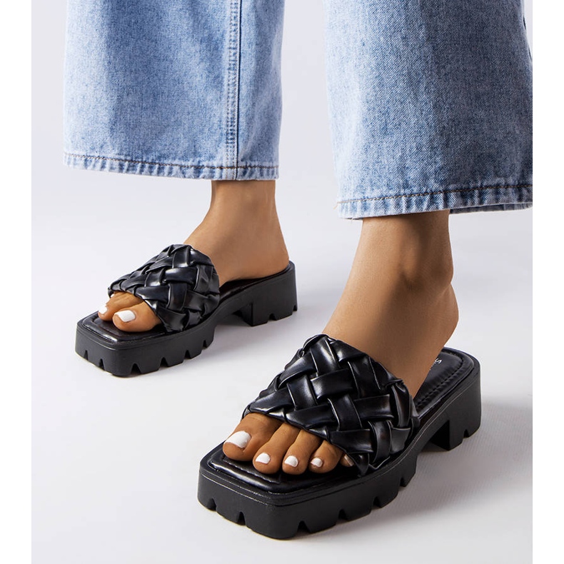 Černé pantofle s traktorovou podrážkou od Lory černá 1 Černé pantofle s traktorovou podrážkou od Lory černá 1