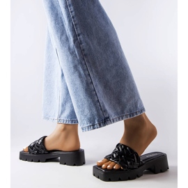 Černé pantofle s traktorovou podrážkou od Lory černá 2 Černé pantofle s traktorovou podrážkou od Lory černá 2