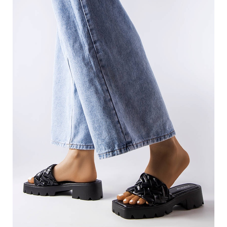 Černé pantofle s traktorovou podrážkou od Lory černá 2 Černé pantofle s traktorovou podrážkou od Lory černá 2