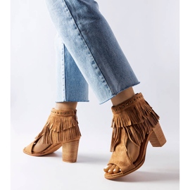 Karamelové třásňové sandály značky Latimer hnědý 1