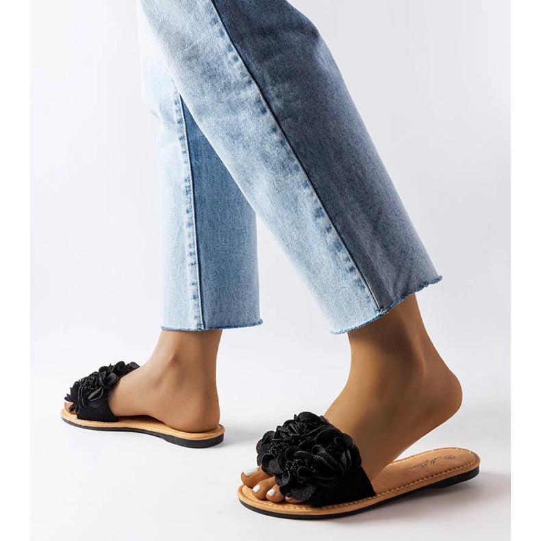 Černé pantofle s květinami od Alfridy černá 2