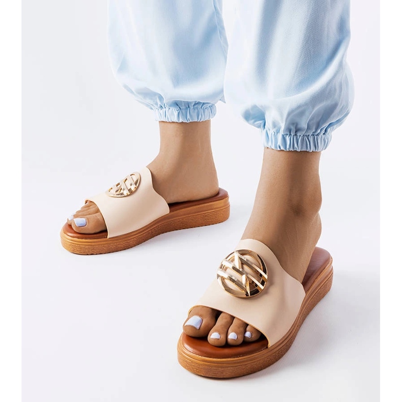 Béžové skluzavky na platformě od Michelle béžový 1