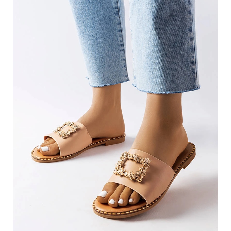 Béžové slidery se zdobením od Miriamy béžový 1