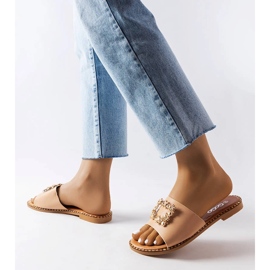 Béžové slidery se zdobením od Miriamy béžový 2