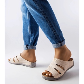 Béžové světlé sandály na klínku značky Oliwia béžový 1