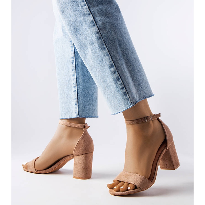 Béžové sandály na nízkém podpatku značky Lourna béžový 1