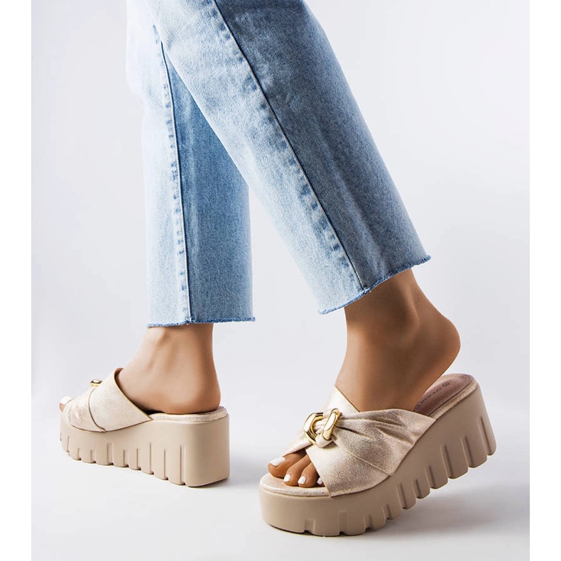 Zlaté dámské pantofle na klínku Laura zlatý 2