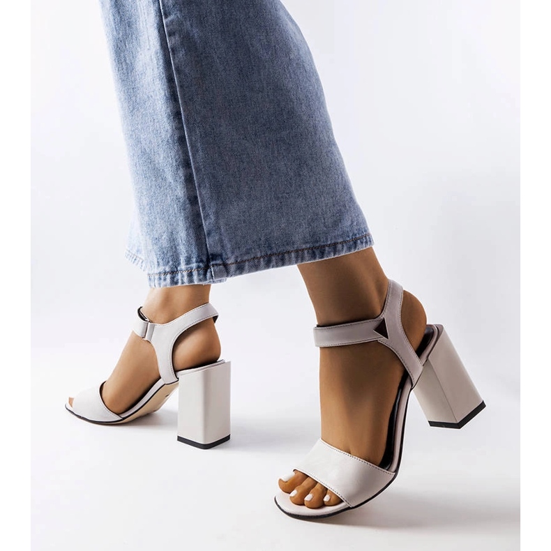 Šedé sandály na sloupku od Karino šedá 1