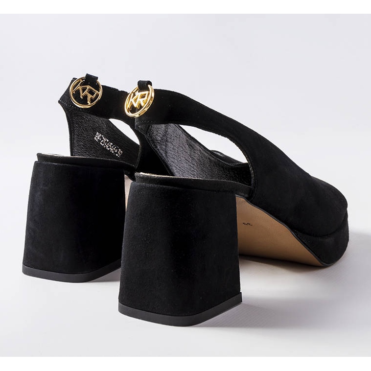 Černé velurové sandály od Karino černá 1