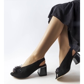 Černé semišové sandály z korálků od Karino černá 1