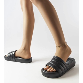 Inna Černé žabky zdobené prošíváním od Dorene černý 2