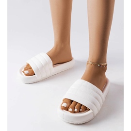 Bílé žabky zdobené prošíváním Dorene bílý 1