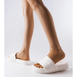 Bílé žabky zdobené prošíváním Dorene bílý 2