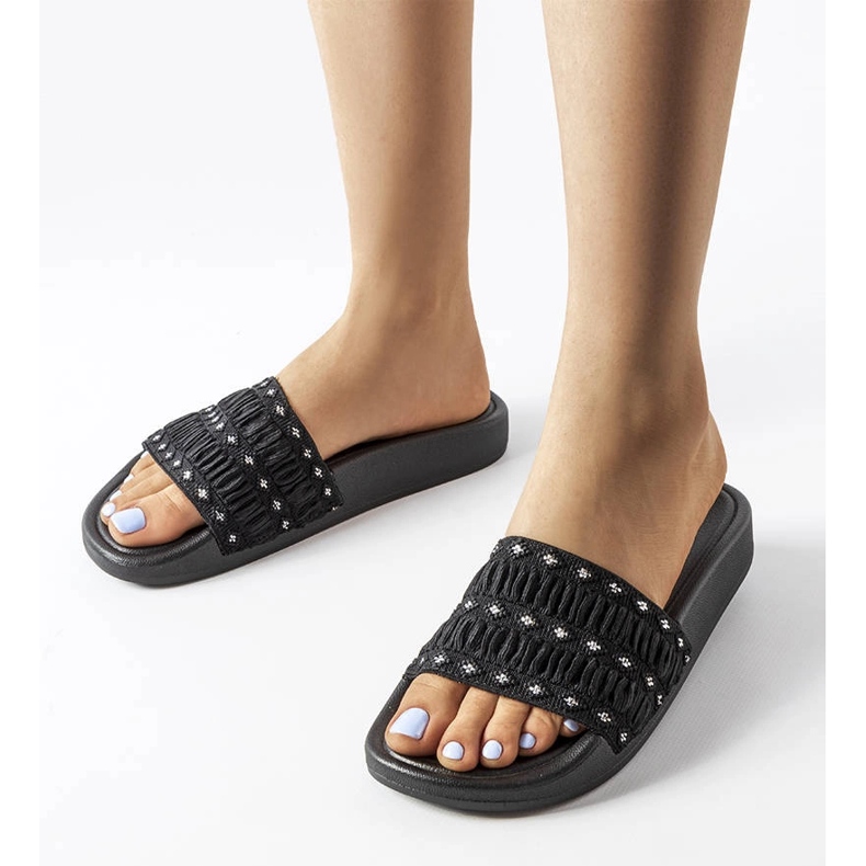 Černé slidery zdobené volány od Ernesta černá 1