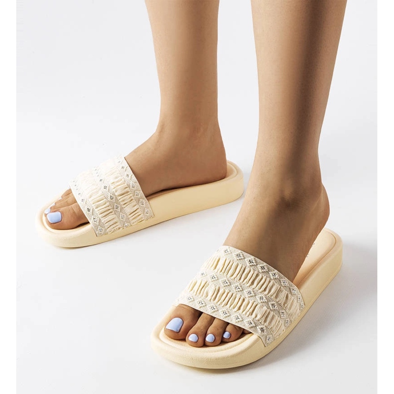 Béžové slidery zdobené volány od Ernesta béžový 1