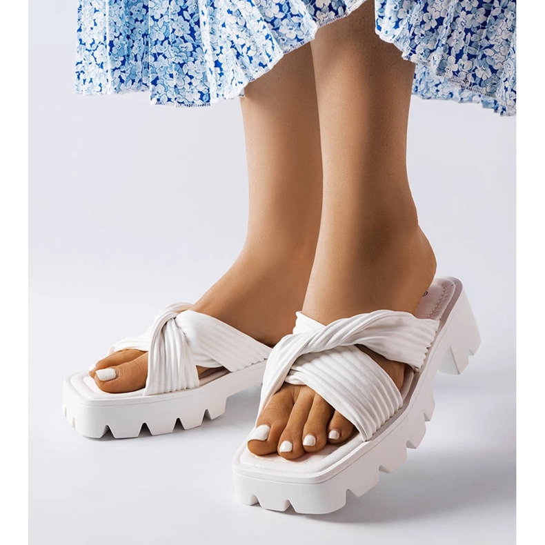 Dubé bílé slidery s traktorovou podrážkou béžový 1