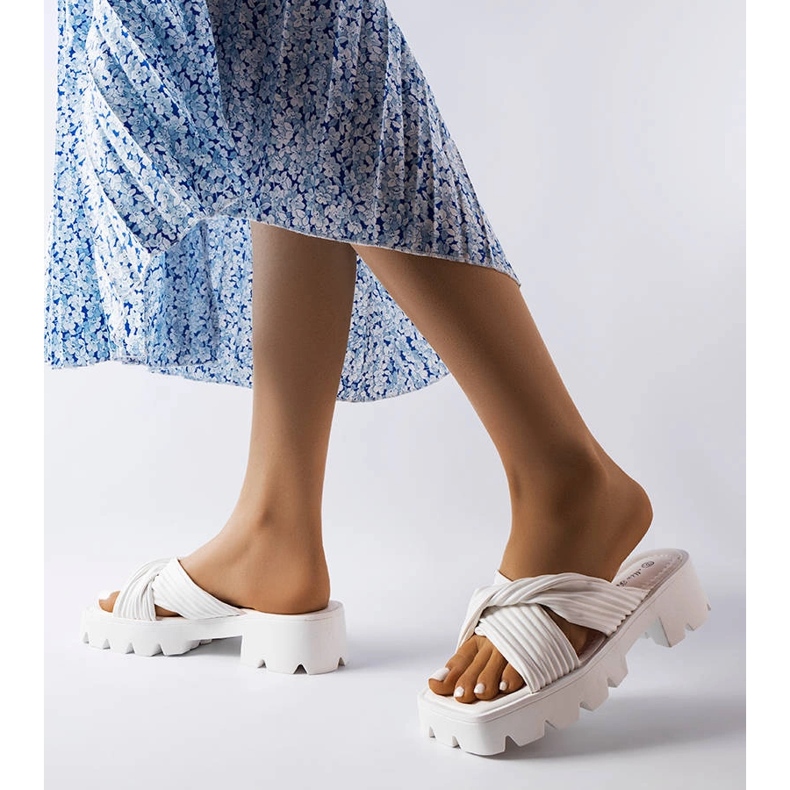 Dubé bílé slidery s traktorovou podrážkou béžový 2