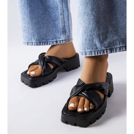 Černé slidery Dubé s traktorovou podrážkou černá 1