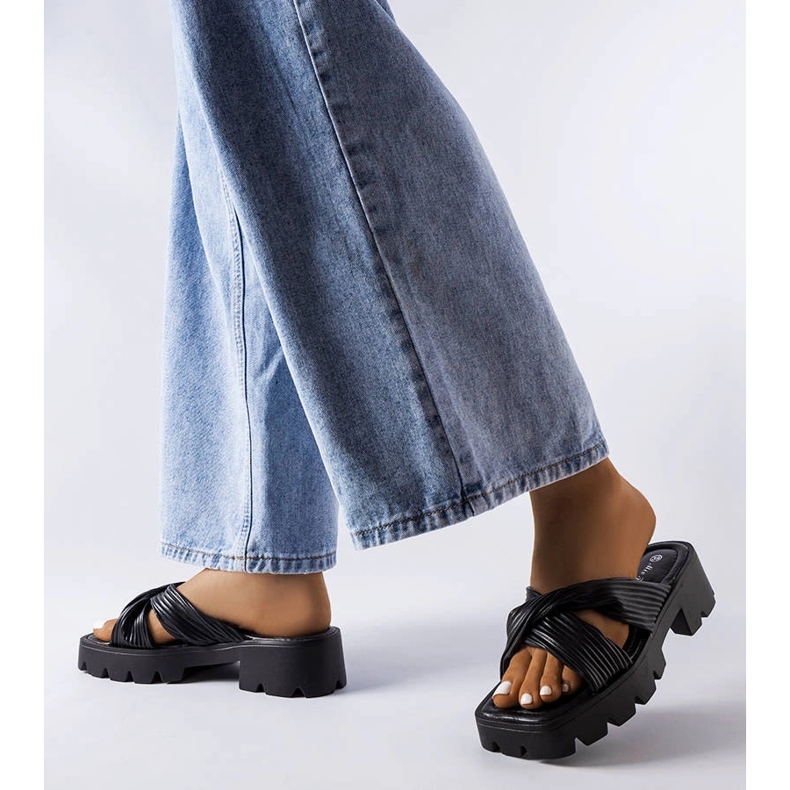 Černé slidery Dubé s traktorovou podrážkou černá 2