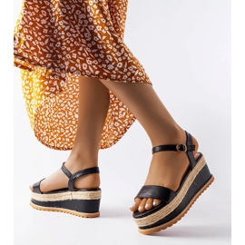 Přístup k černým sandálům na klínku 1