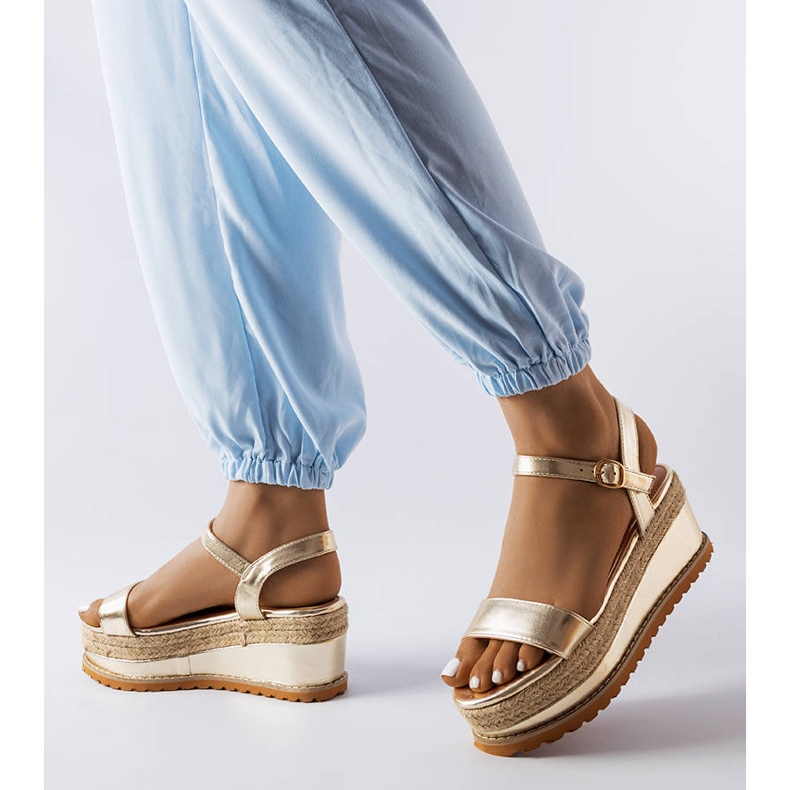 Přístup ke zlatým sandálům na klínku 1