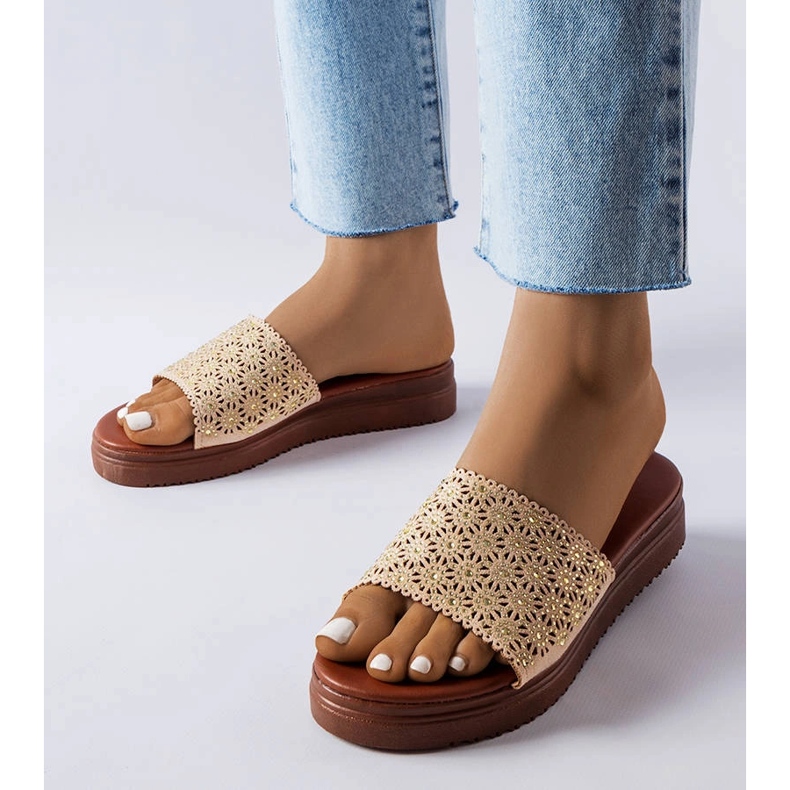 Béžové prolamované slidery se zirkony od Irvine béžový 1