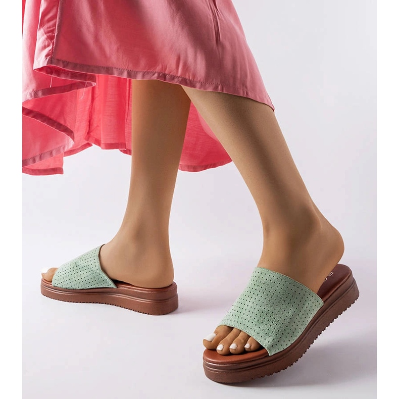 Zelené pantofle s prolamovaným svrškem od Idabel zelená 2