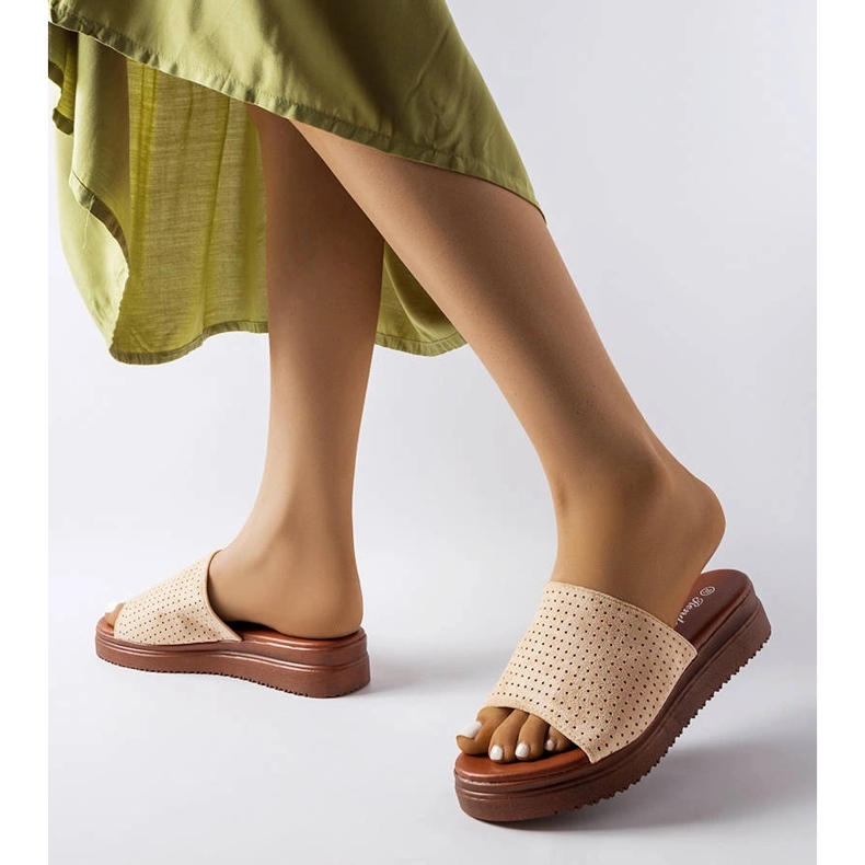 Béžové skluzavky s prolamovaným svrškem od Idabel béžový 2