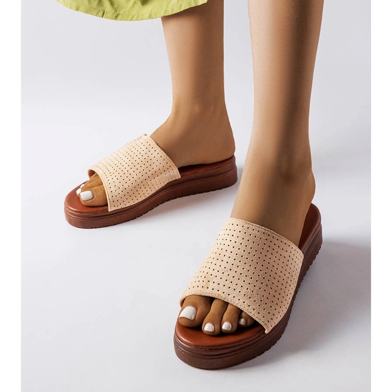 Béžové skluzavky s prolamovaným svrškem od Idabel béžový 1