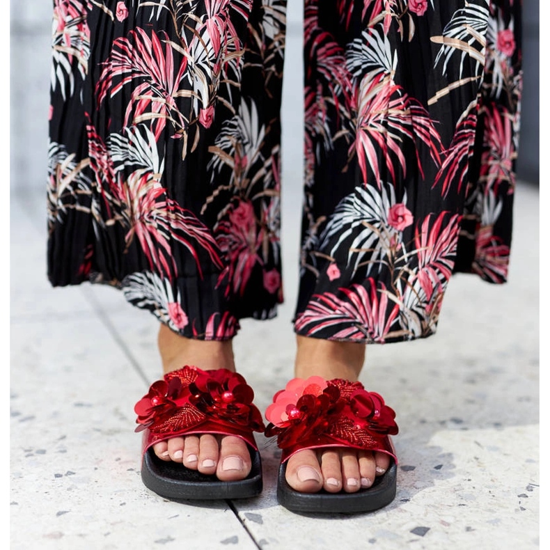 Červené skluzavky s ozdobným svrškem od Caggio 2