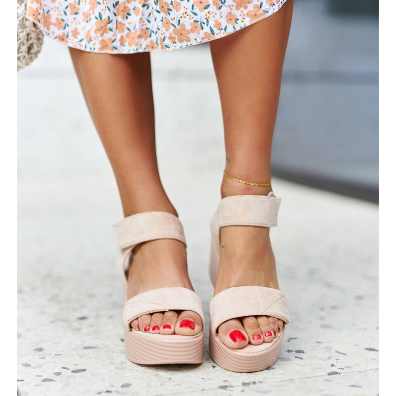 Béžové sandály na klínku značky Nerea béžový 1