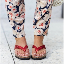 Červené brokátové sandály na klínku od Isidoro 2