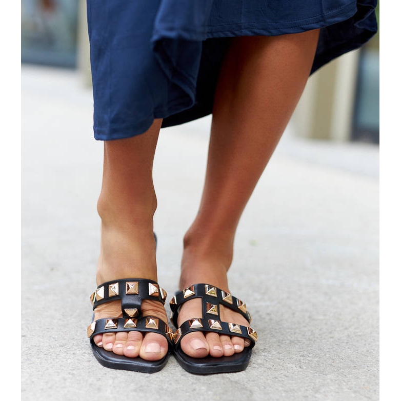 Černé skluzavky zdobené cvočky Agnano černá 1