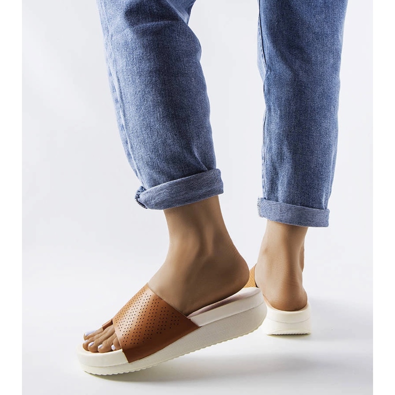 Hnědé sandály na klínku od Monferrato hnědý 2