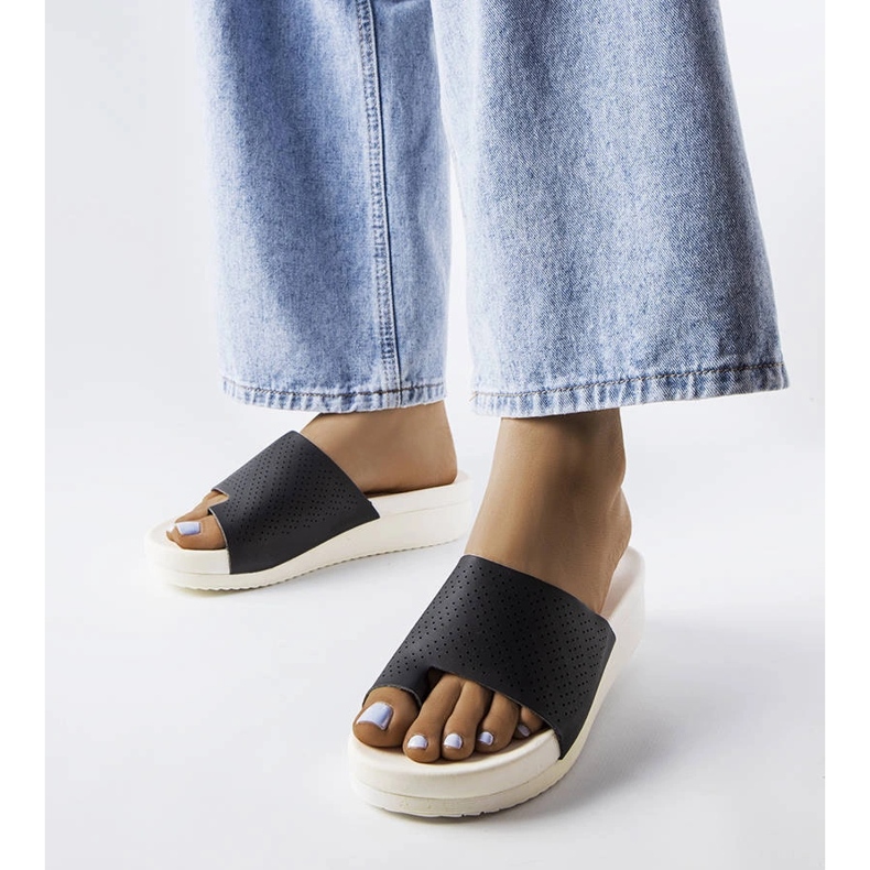 Černé sandály na klínku od Monferrato černá 1